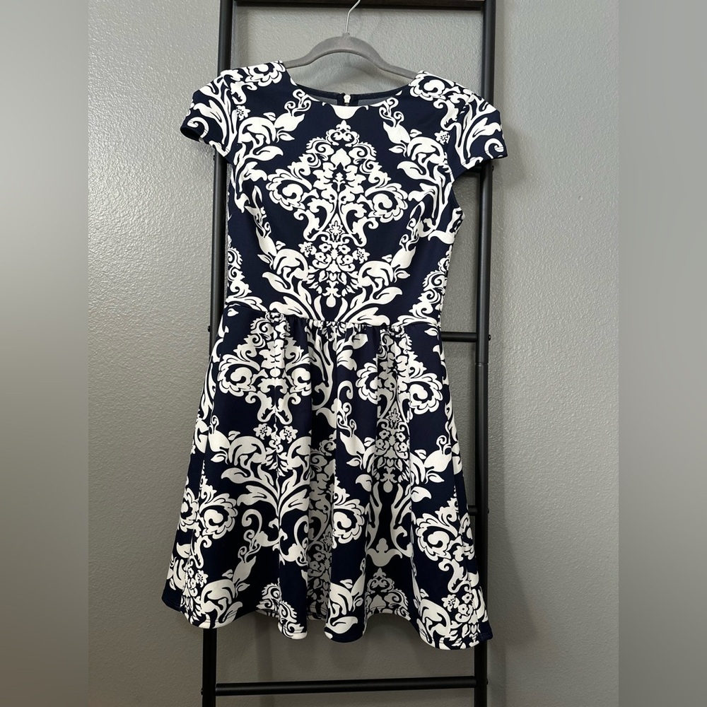 B. Darlin Navy/White Abstract Dress. Size 7/8. Worn once. - Picture 4 of 8